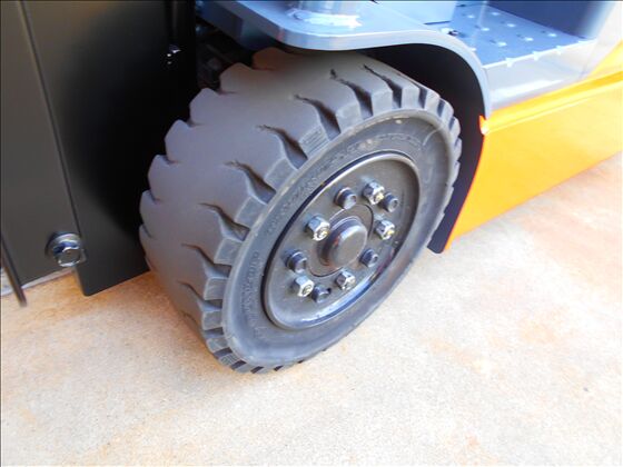 1.5t バッテリー車（三輪タイプ）