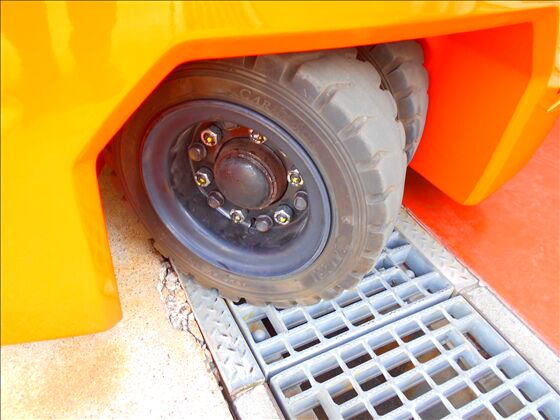 1.5t バッテリー車（三輪タイプ）