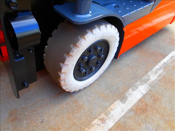 1.5t バッテリー車（三輪タイプ）