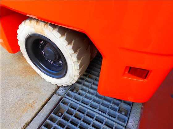 1.5t バッテリー車（三輪タイプ）