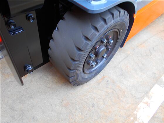 1.5t バッテリー車（三輪タイプ）