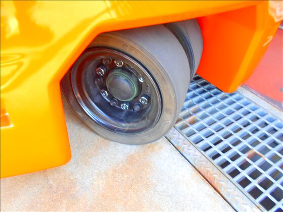 1.5t バッテリー車（三輪タイプ）