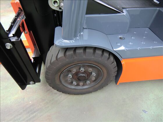 1.5t バッテリー車（三輪タイプ）