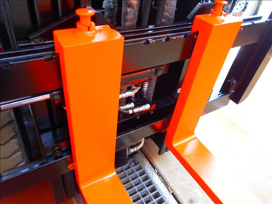 2.5t バッテリー車（座席式）